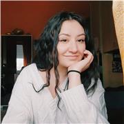 Laureata in Scienze della Comunicazione impartisce lezioni di filosofia e materie umanistiche